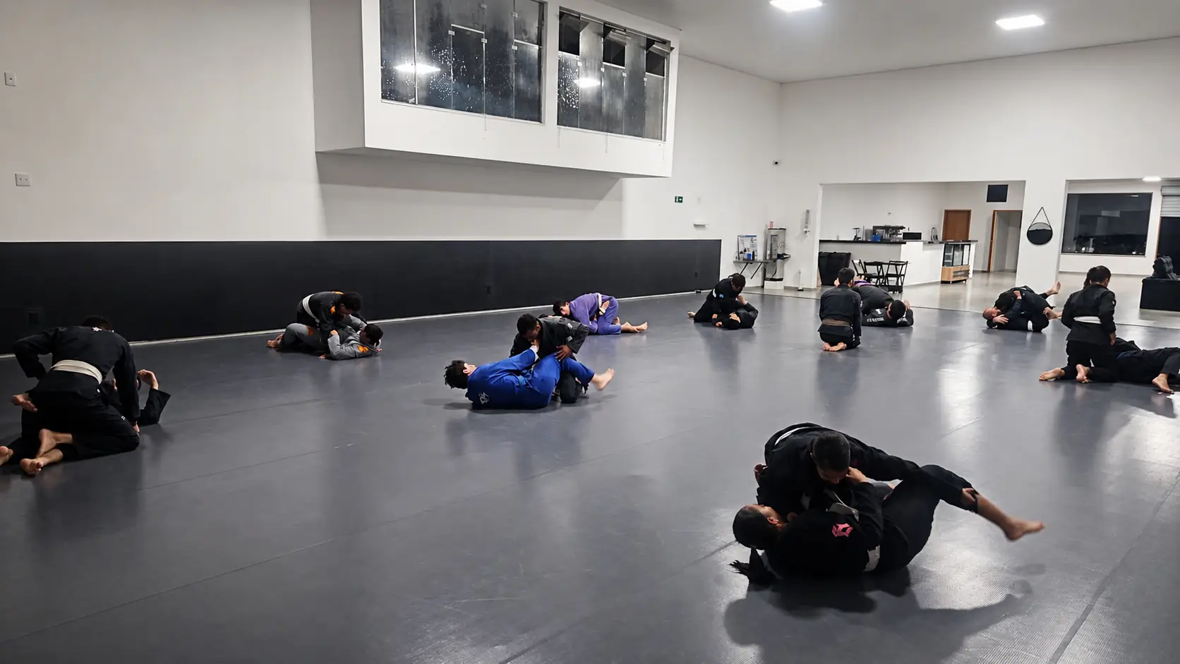 Treino da turma adulta no tatame da SRT